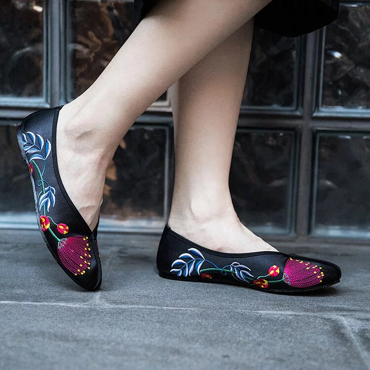 Floral Embroidered Shoes - Black
