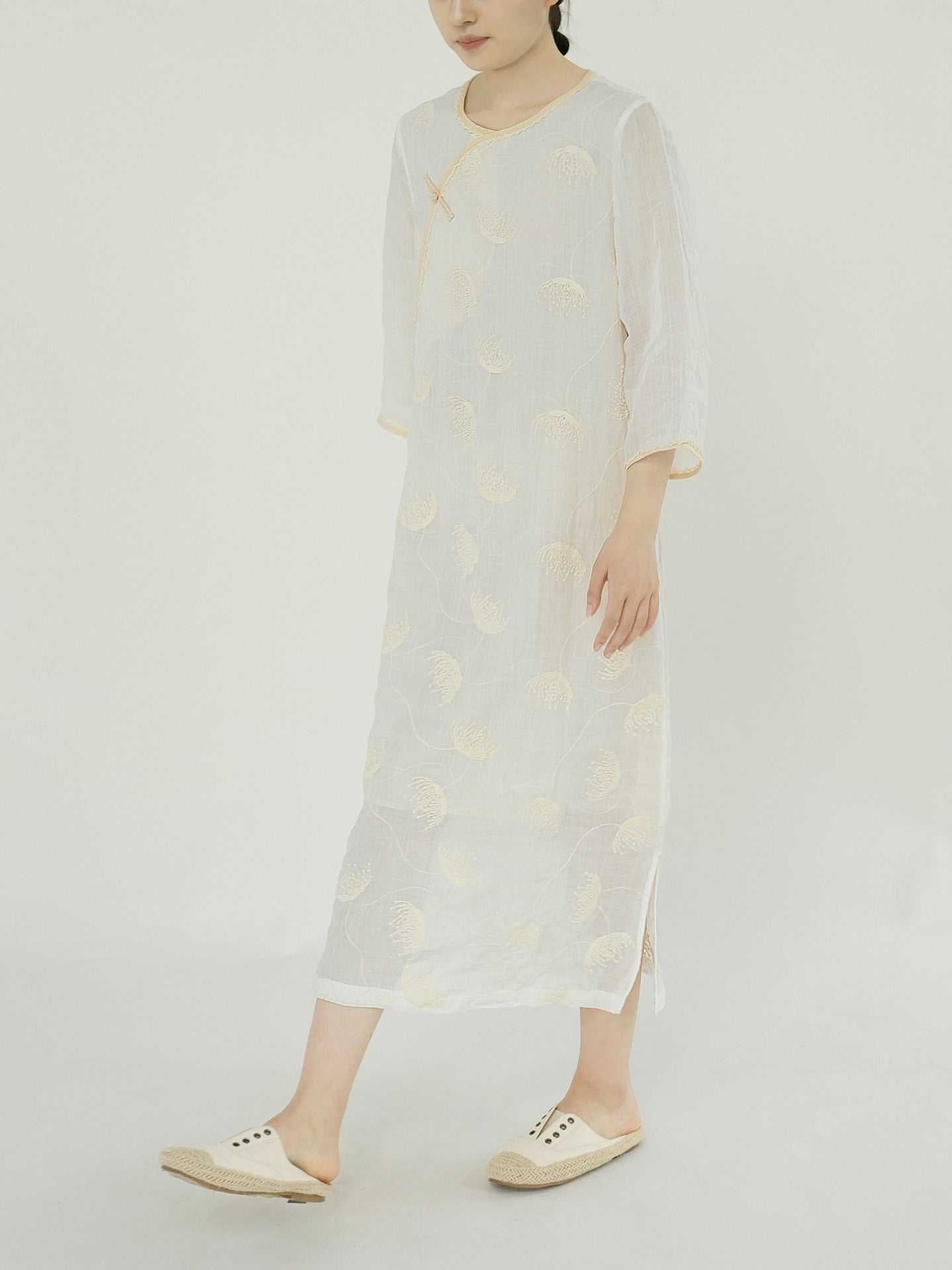 Embroidered Cheongsam Dress (3/4 Sleeve) in Off White